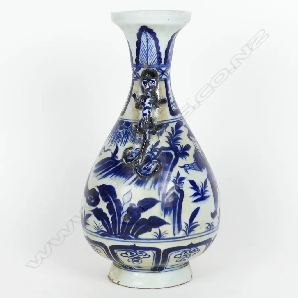 A Chinese blue and white baluster form vase Image 1++