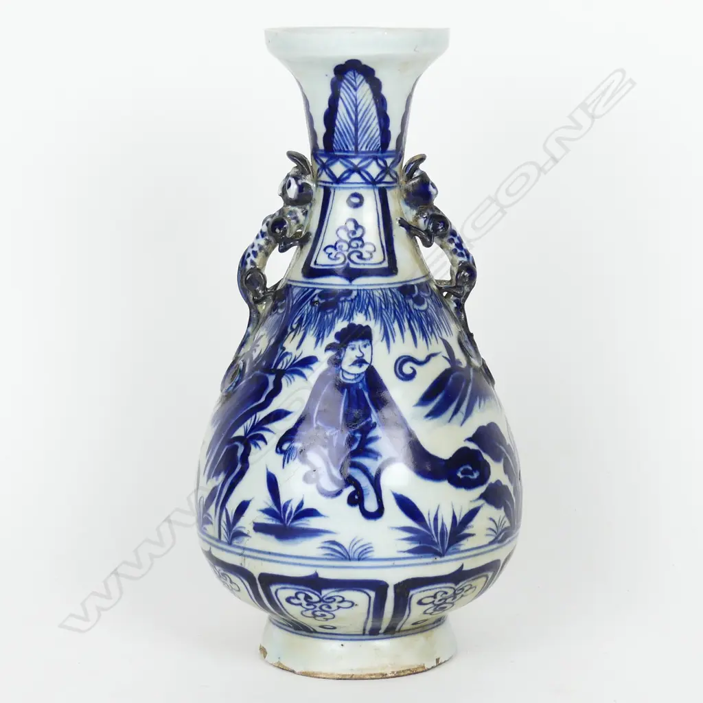A Chinese blue and white baluster form vase Image 1++