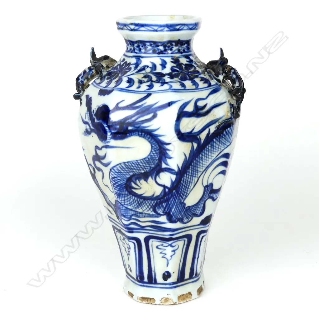 A Chinese octagonal blue and white vase Image 1++