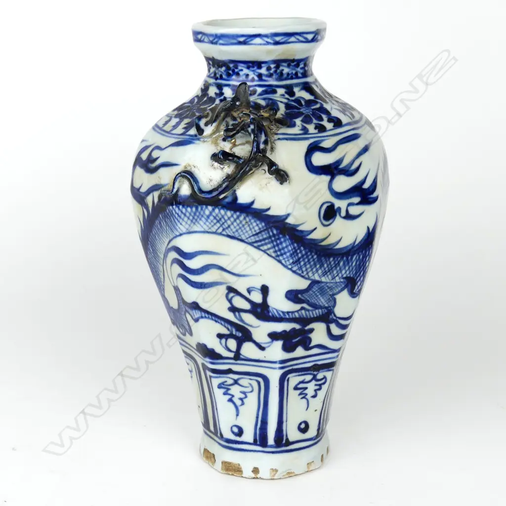 A Chinese octagonal blue and white vase Image 1++