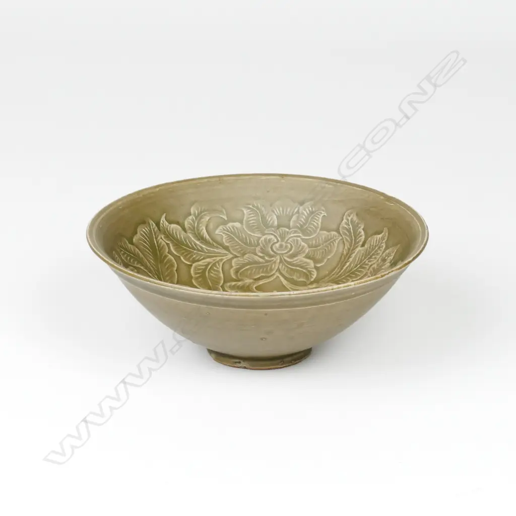 A Chinese Ming celadon bowl Image 1++