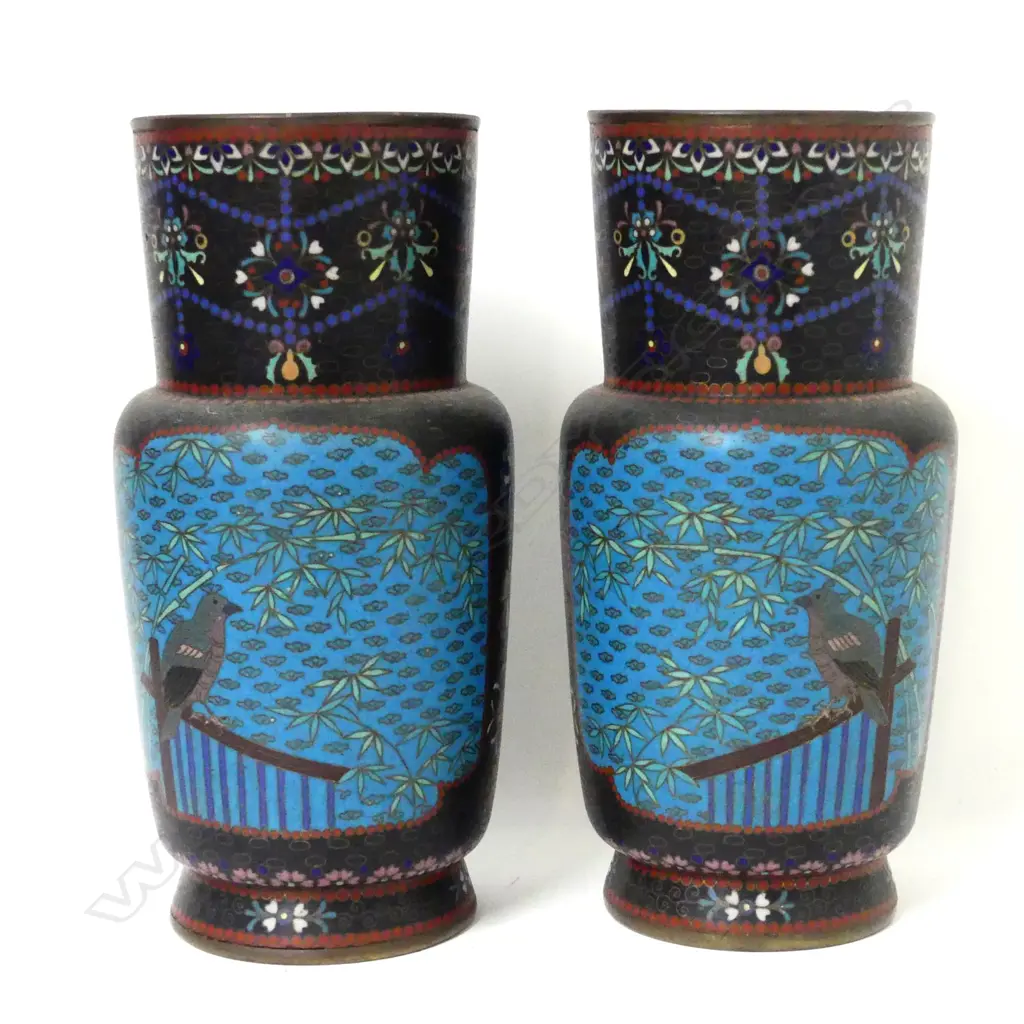A pair of Chinese cloisonné vases Image 1++