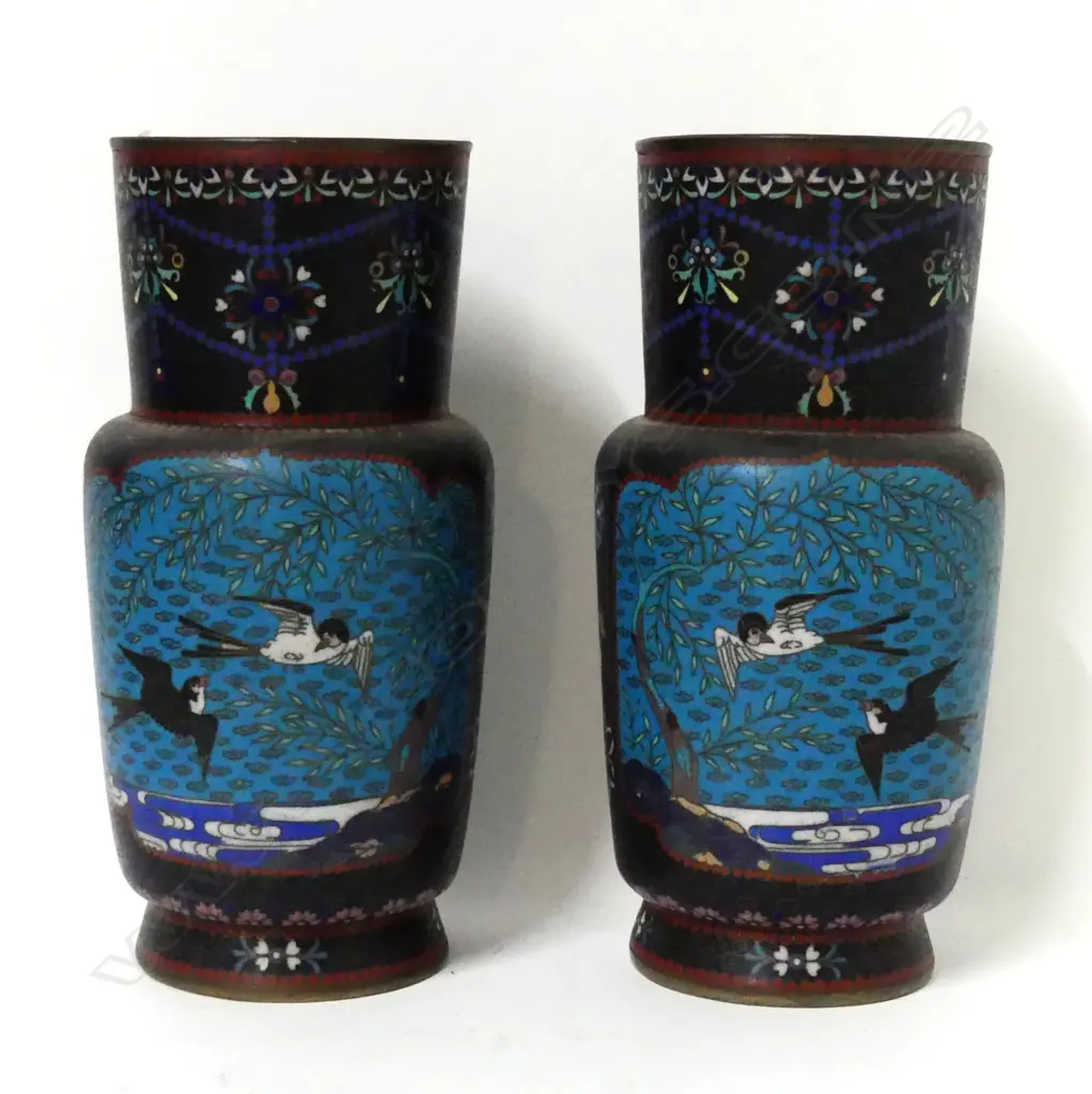 A pair of Chinese cloisonné vases Image 1++