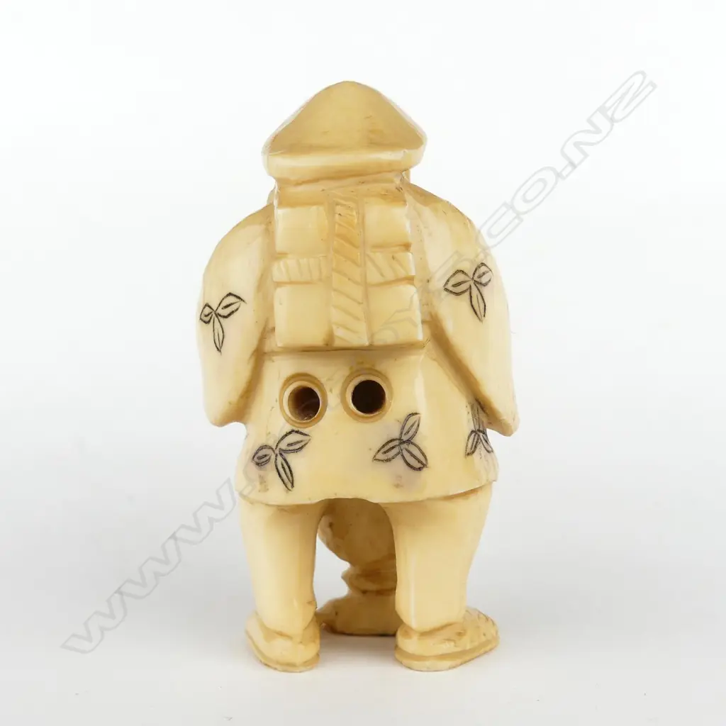 An old Japanese carved ivory netsuke Image 1++