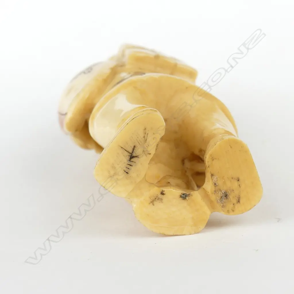 An old Japanese carved ivory netsuke Image 1++