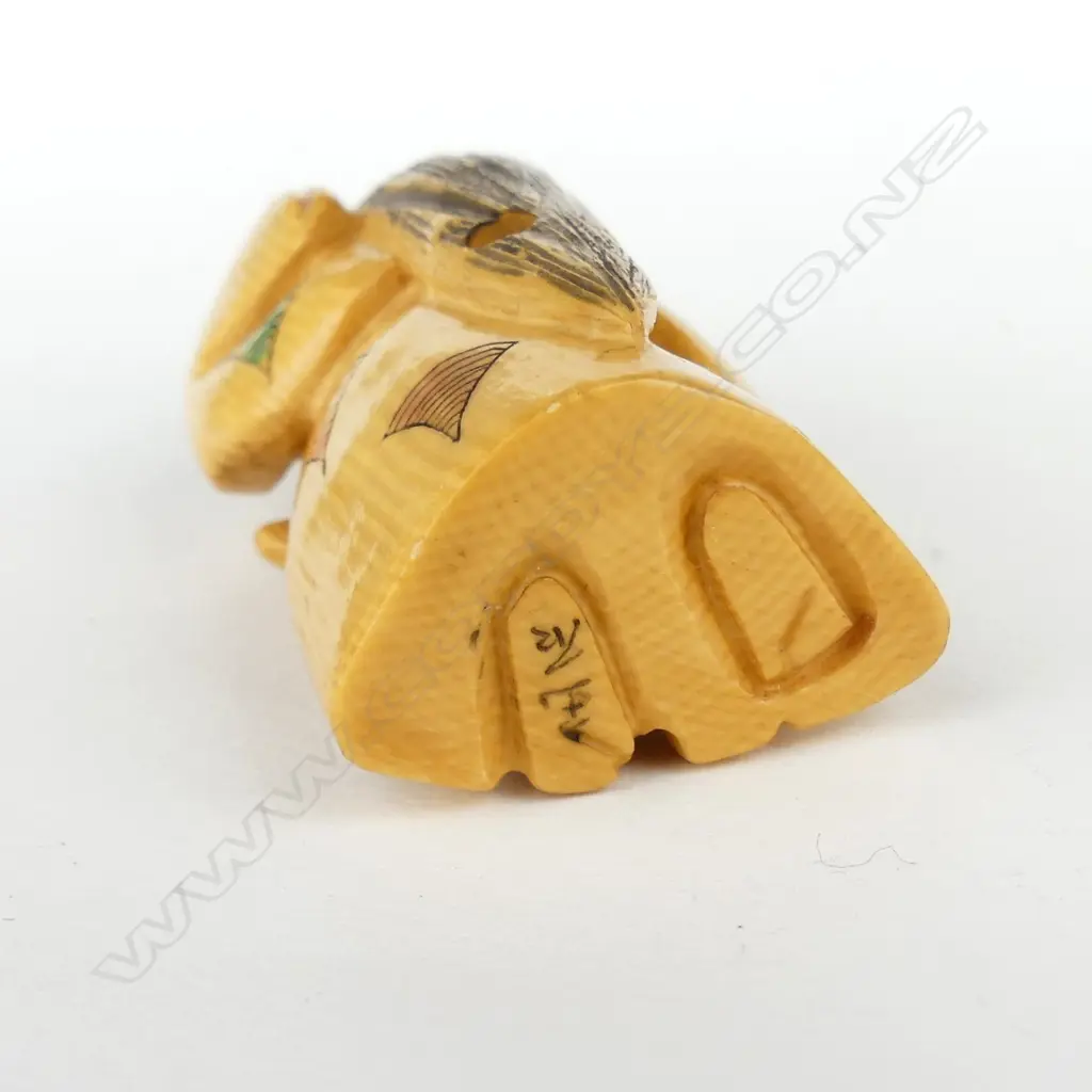 A Japanese old carved ivory netsuke of a woman Image 1++