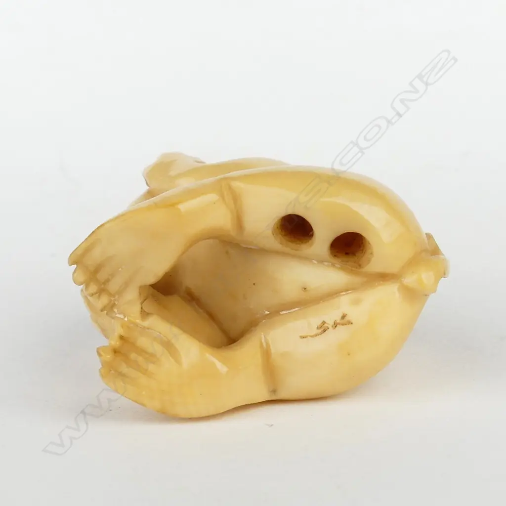 A Japanese old carved ivory netsuke Image 1++