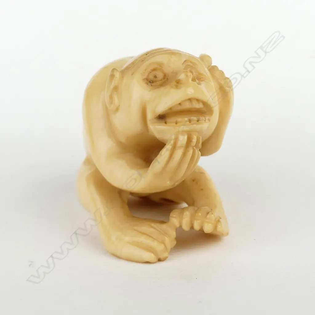 A Japanese old carved ivory netsuke Image 1++