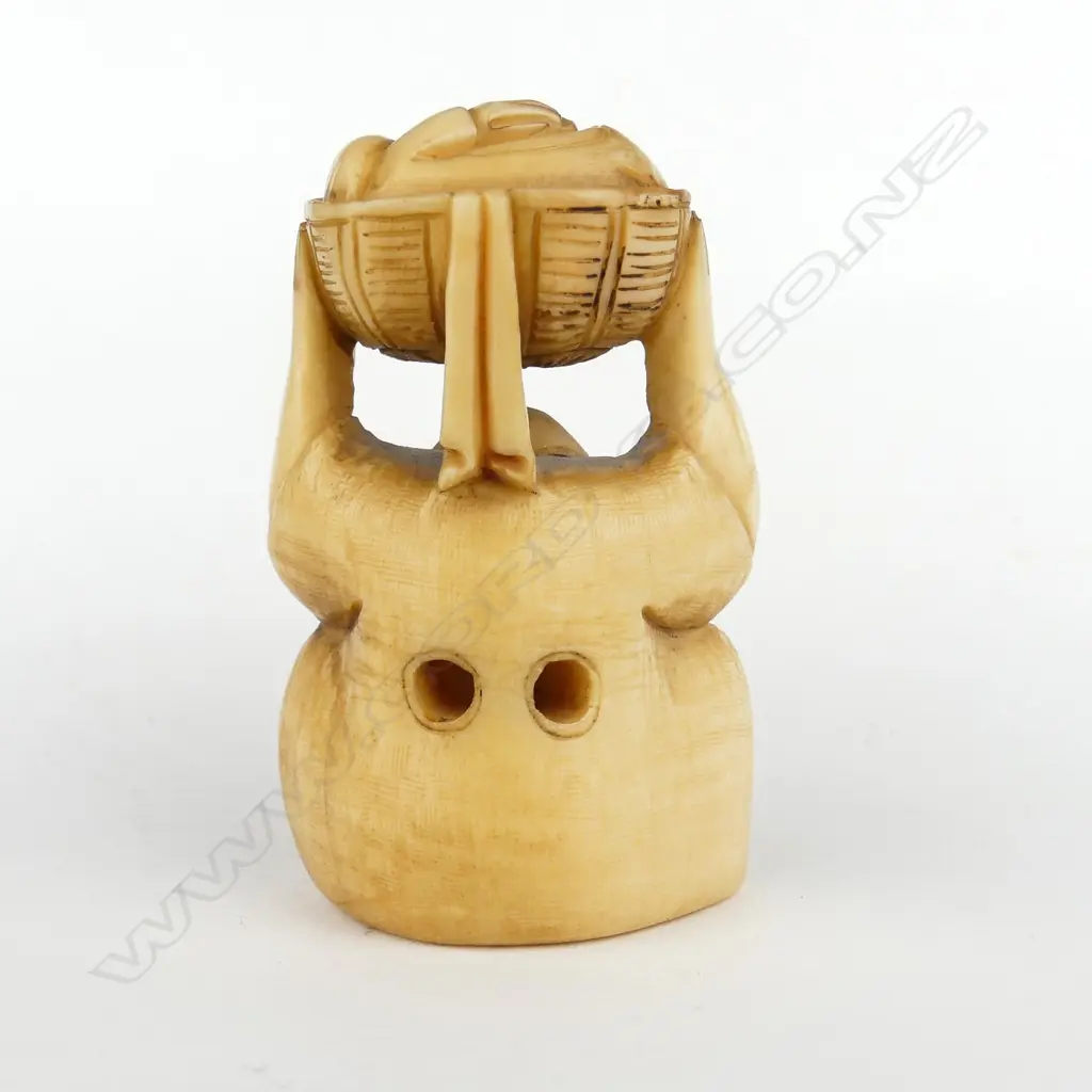 A Japanese old carved ivory netsuke Image 1++