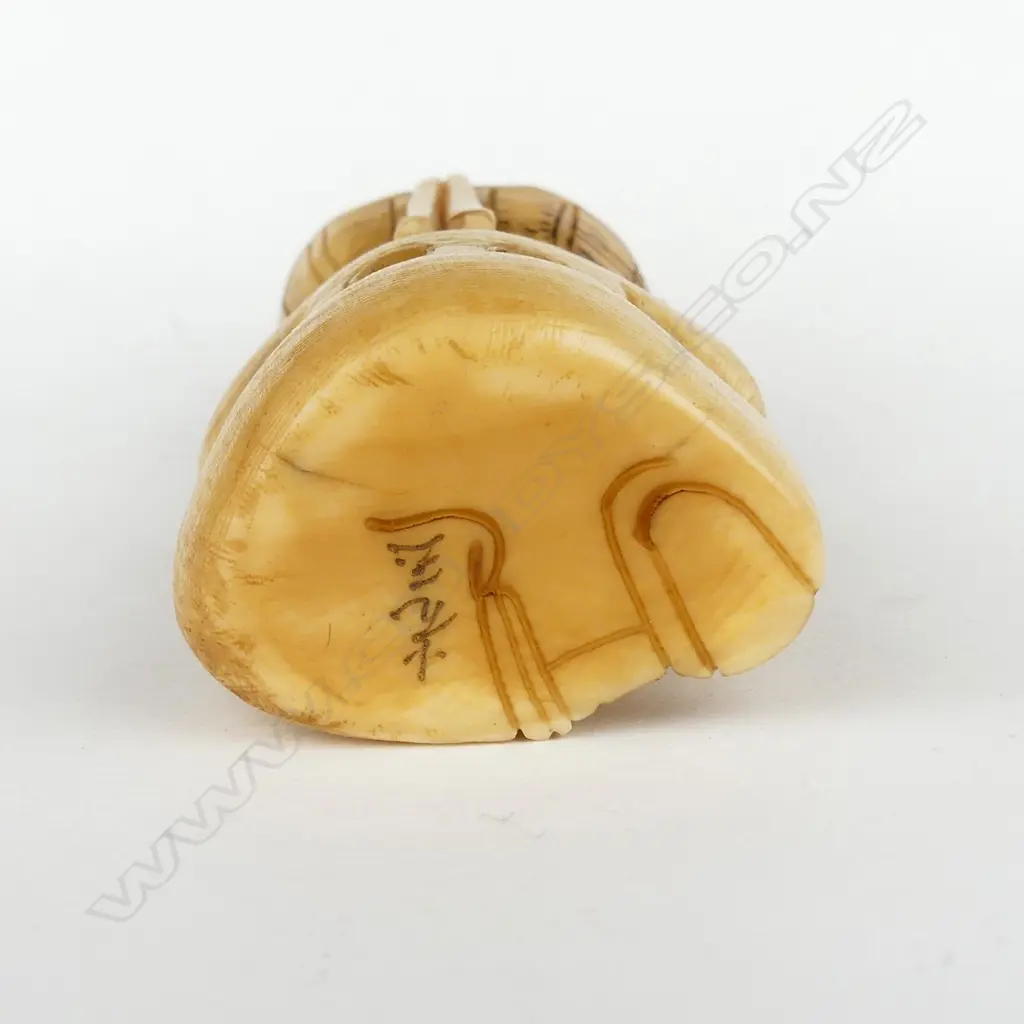 A Japanese old carved ivory netsuke Image 1++