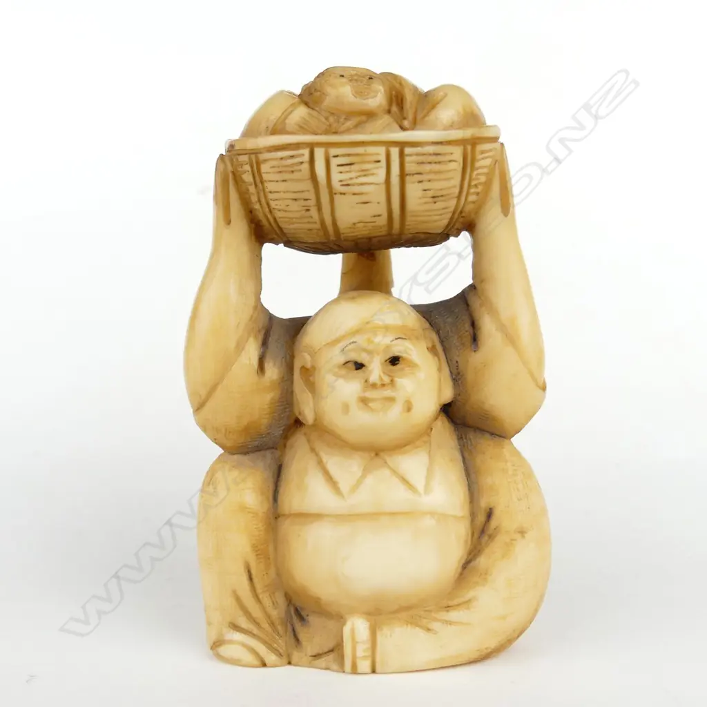 A Japanese old carved ivory netsuke Image 1++