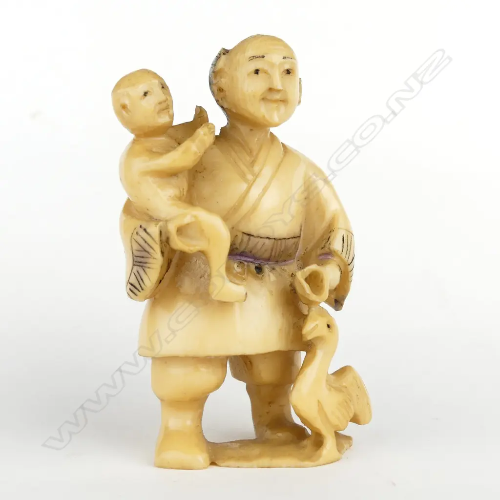 A Japanese old carved ivory netsuke Image 1++