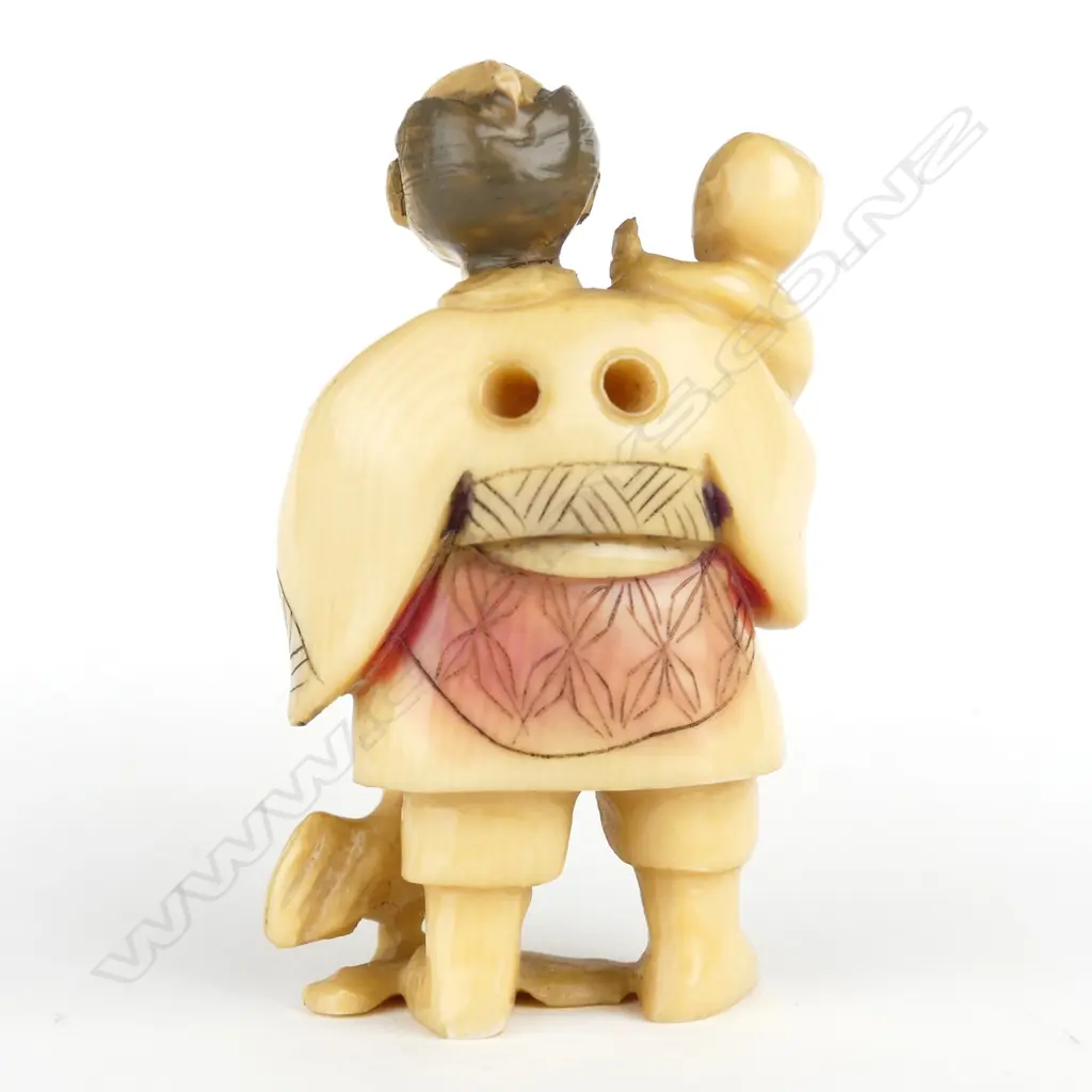 A Japanese old carved ivory netsuke Image 1++