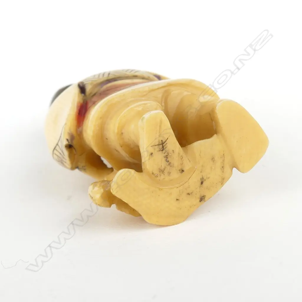 A Japanese old carved ivory netsuke Image 1++