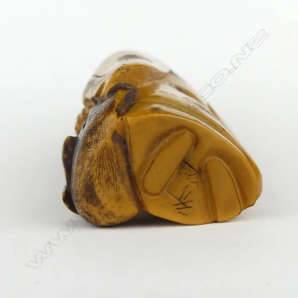 A Japanese old carved ivory netsuke of a woman Image 1++