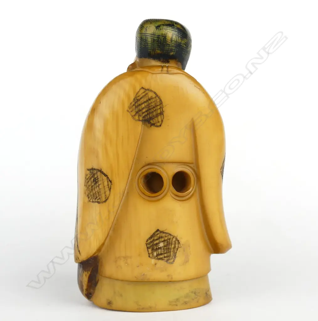 A Japanese old carved ivory netsuke of a woman Image 1++