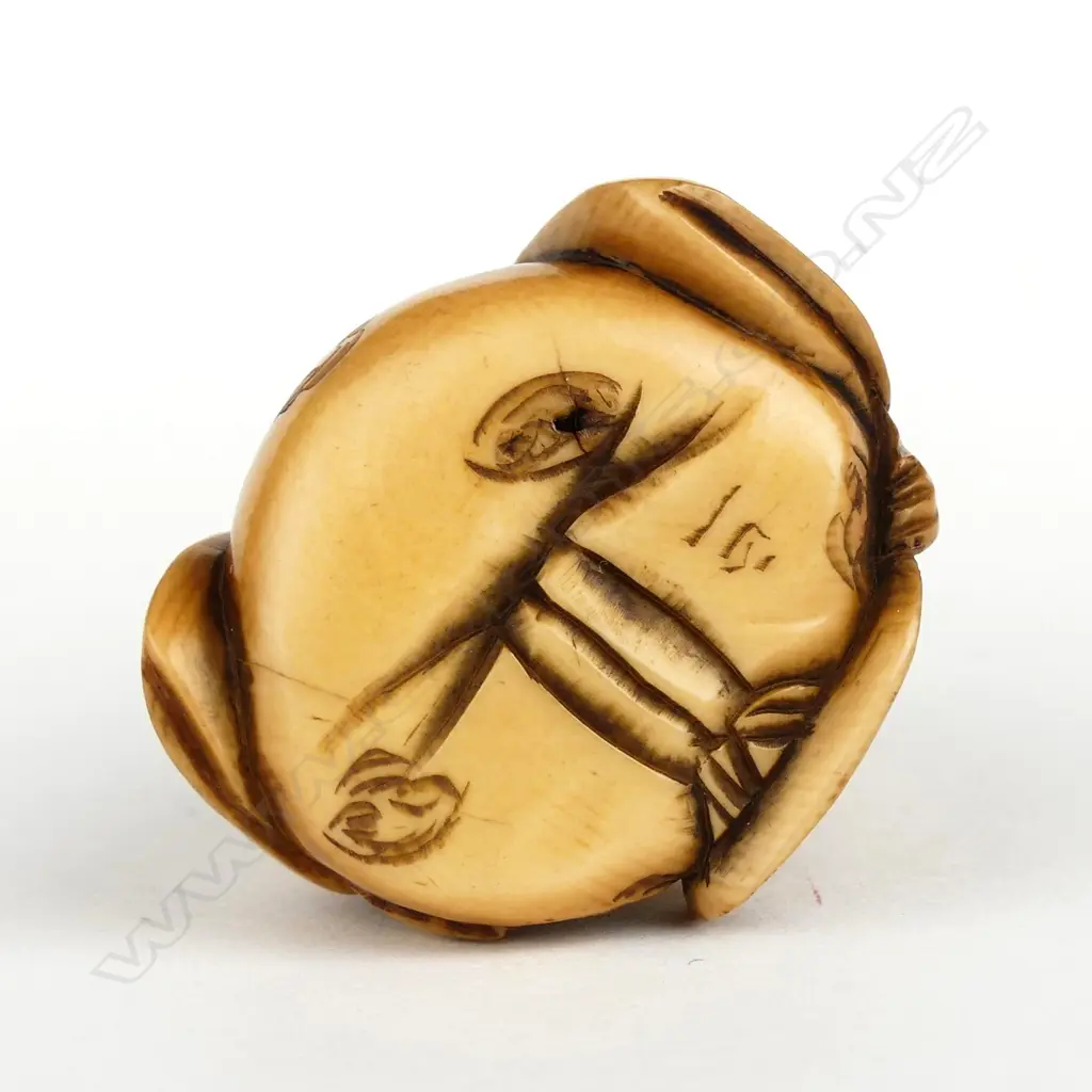 A Japanese old carved ivory netsuke of a seated boy Image 1++