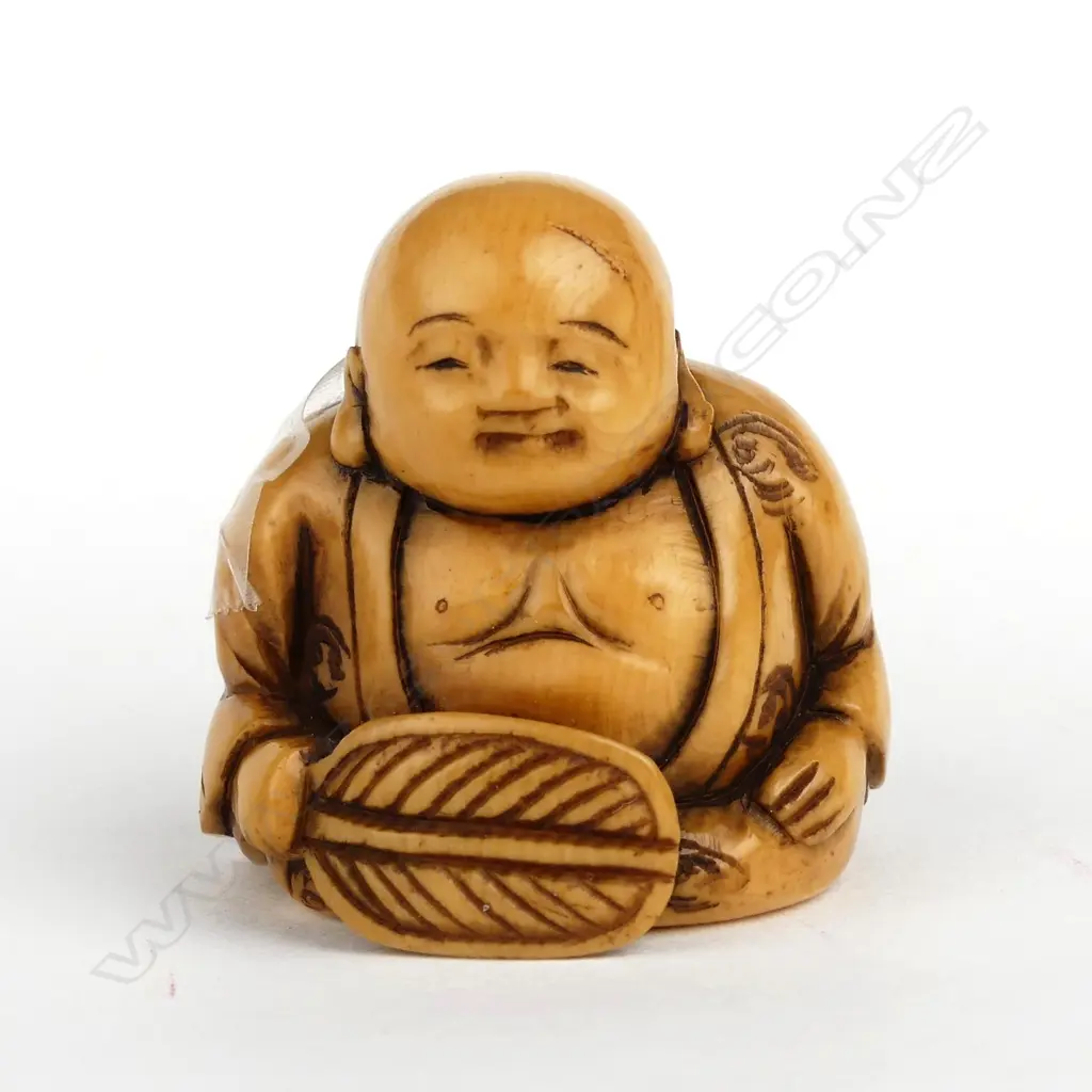 A Japanese old carved ivory netsuke of a seated boy Image 1++