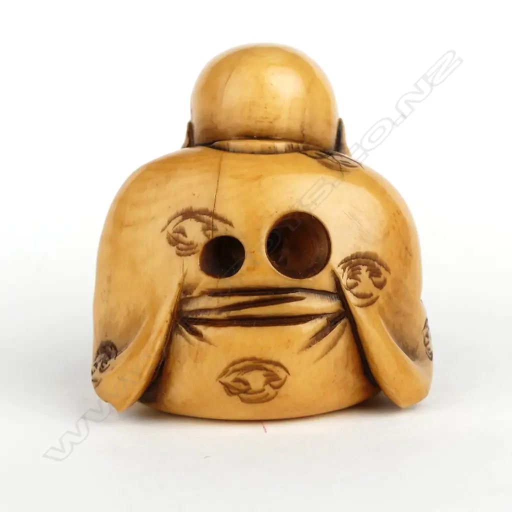 A Japanese old carved ivory netsuke of a seated boy Image 1++