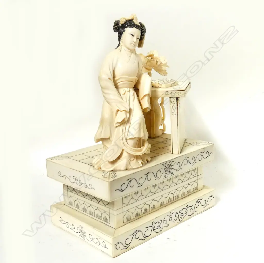A Chinese carved ivory figure of a courtesan of the Qing court Image 1++