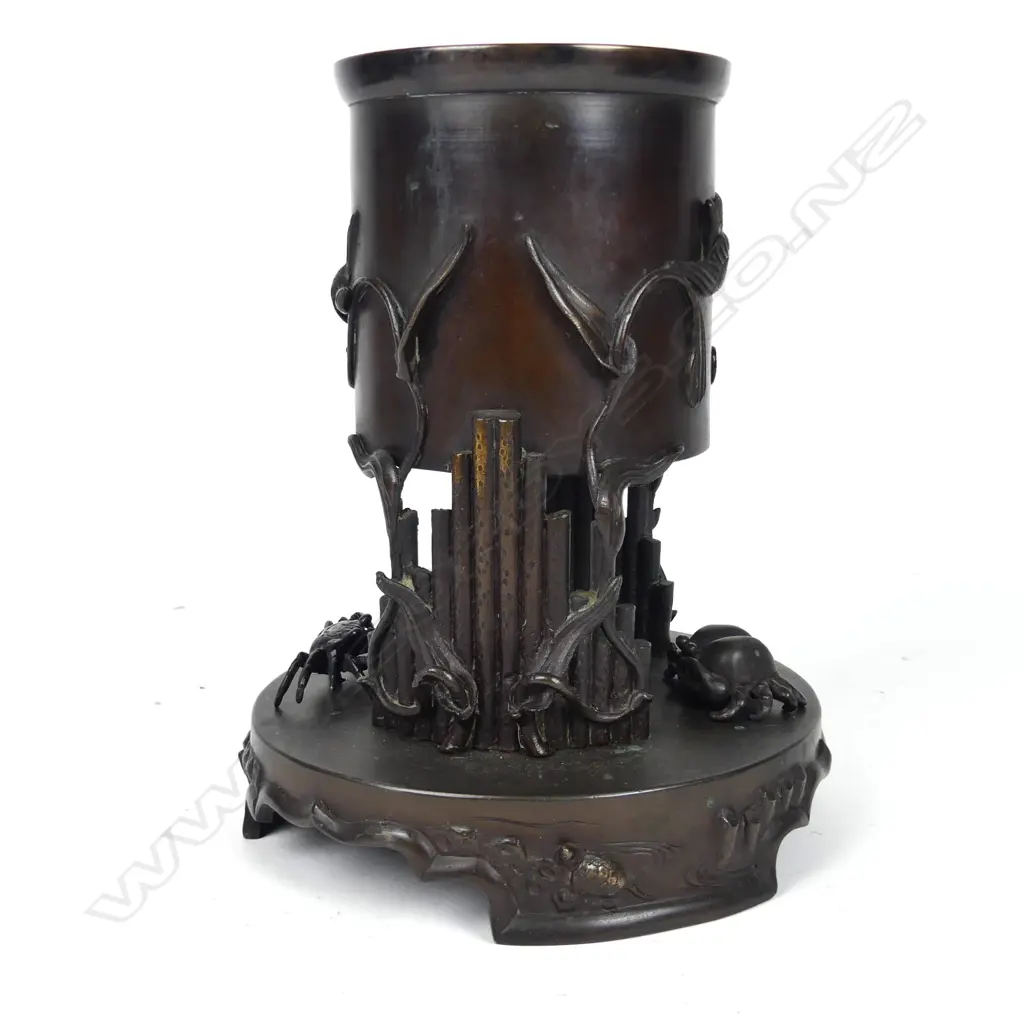 A Japanese Meiji bronze decorative brush pot Image 1++