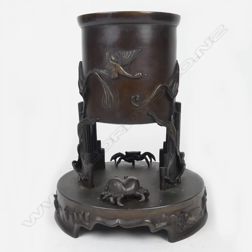 A Japanese Meiji bronze decorative brush pot Image 1++