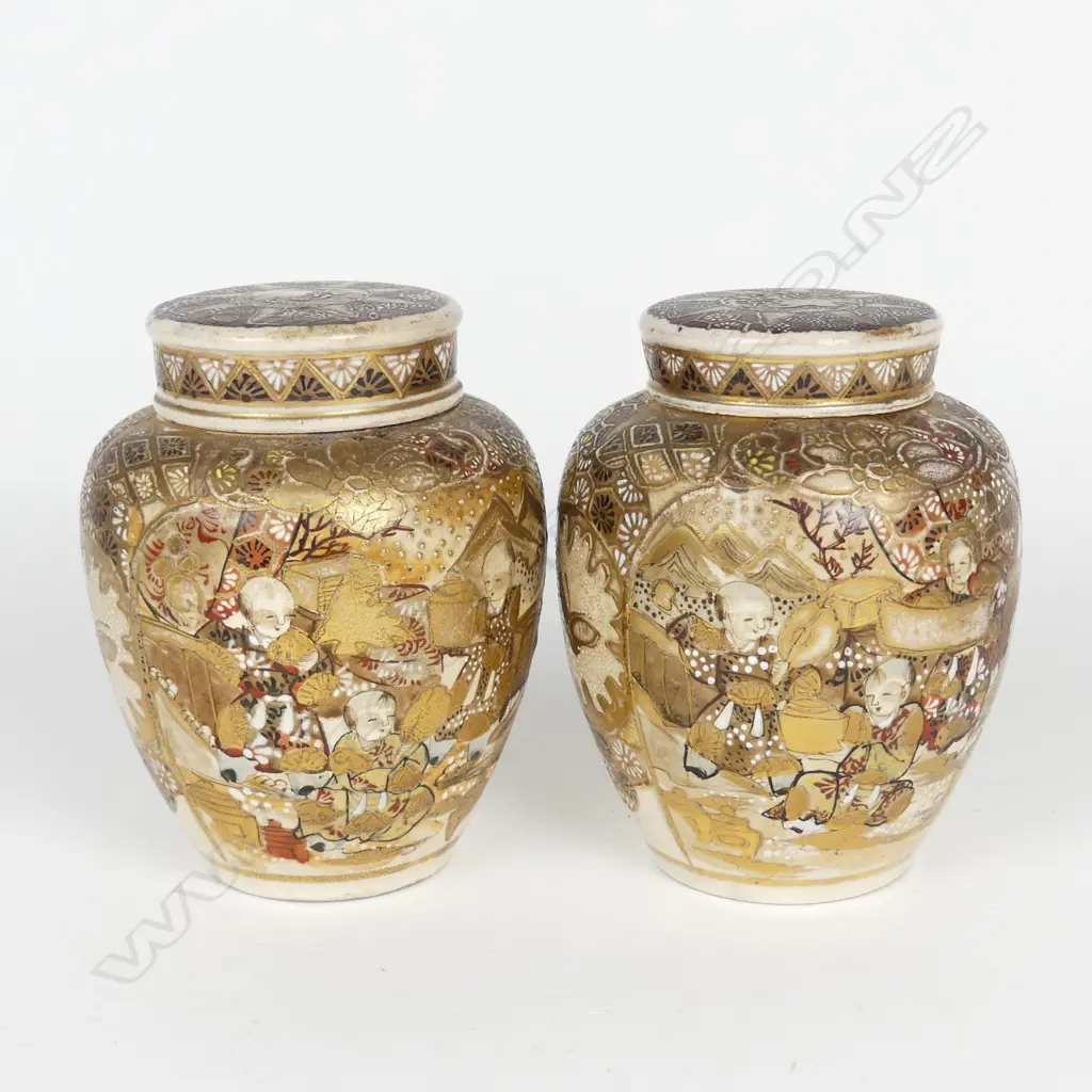 A pair of Satsuma lidded jars Image 1++
