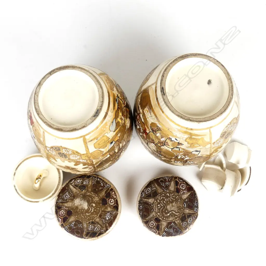A pair of Satsuma lidded jars Image 1++