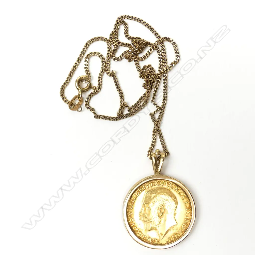 A 1925 gold full sovereign in pendant mount on chain Image 1++