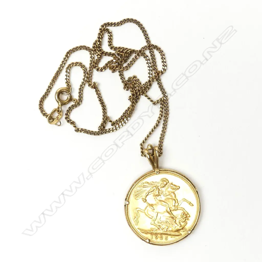 A 1925 gold full sovereign in pendant mount on chain Image 1++