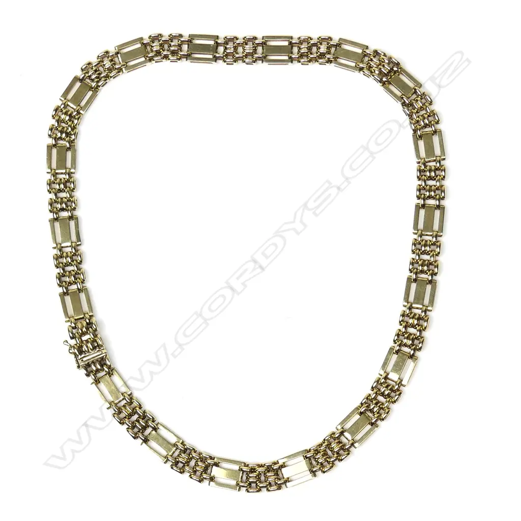 A 9ct gold gate link necklace Image 1++