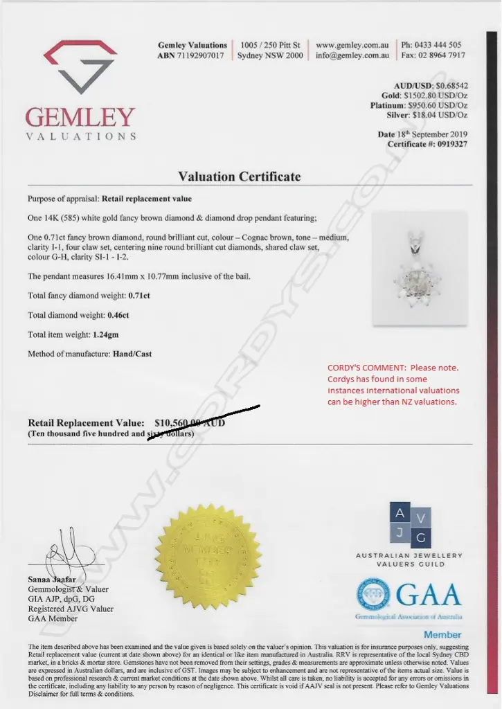 A 14ct white gold diamond pendant Image 1++