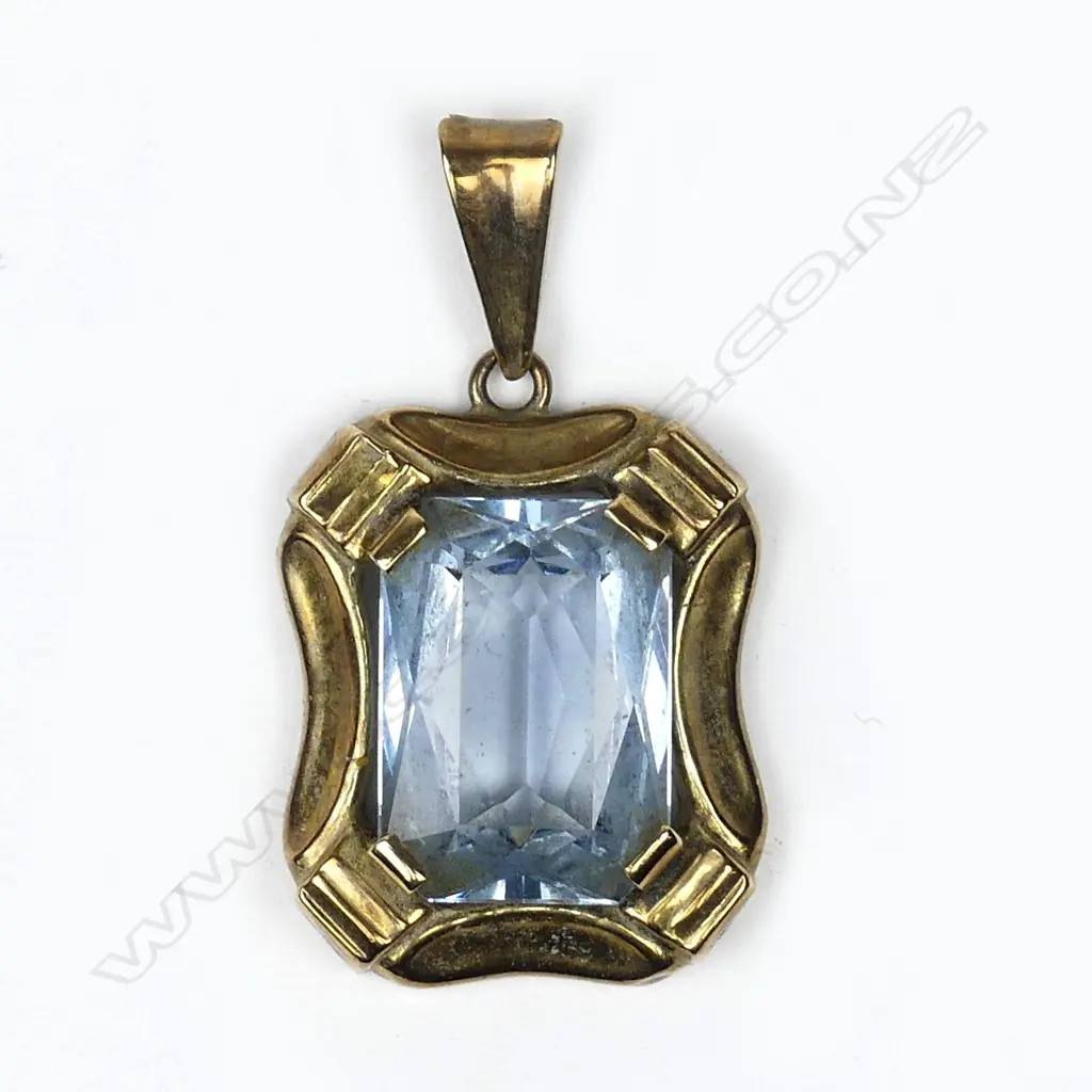 A mid-20thC German .333 (8ct.) yellow gold and aquamarine pendant Image 1++