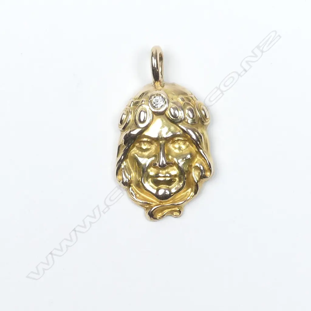 A 14ct gold Art Nouveau pendant as the head of a woman Image 1++
