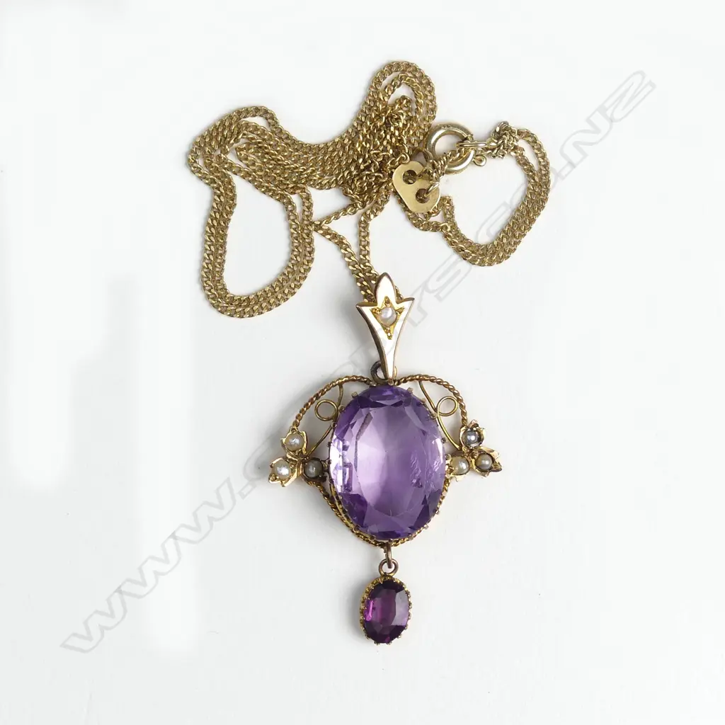 A 9ct. yellow gold pendant on chain Image 1++