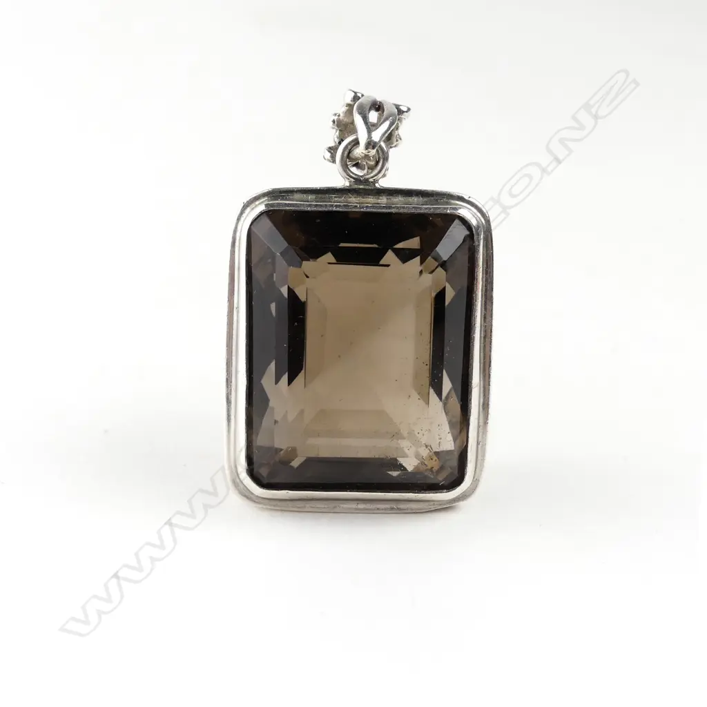 A large topaz and decorative silver pendant Image 1++