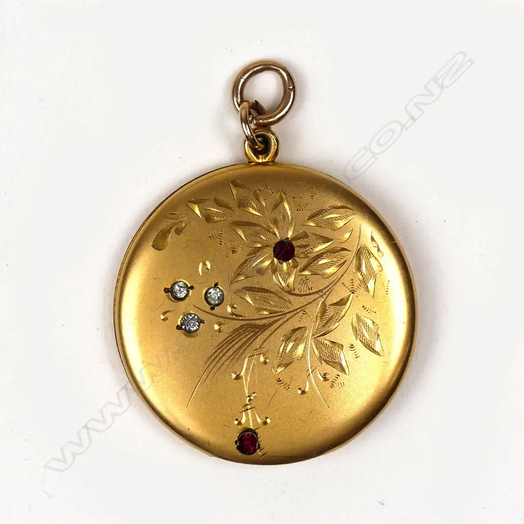 An American late 1800s gold plated locket Image 1++