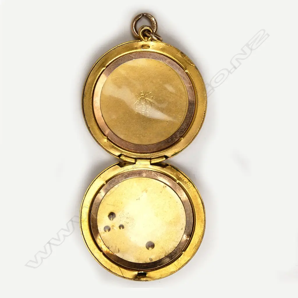 An American late 1800s gold plated locket Image 1++