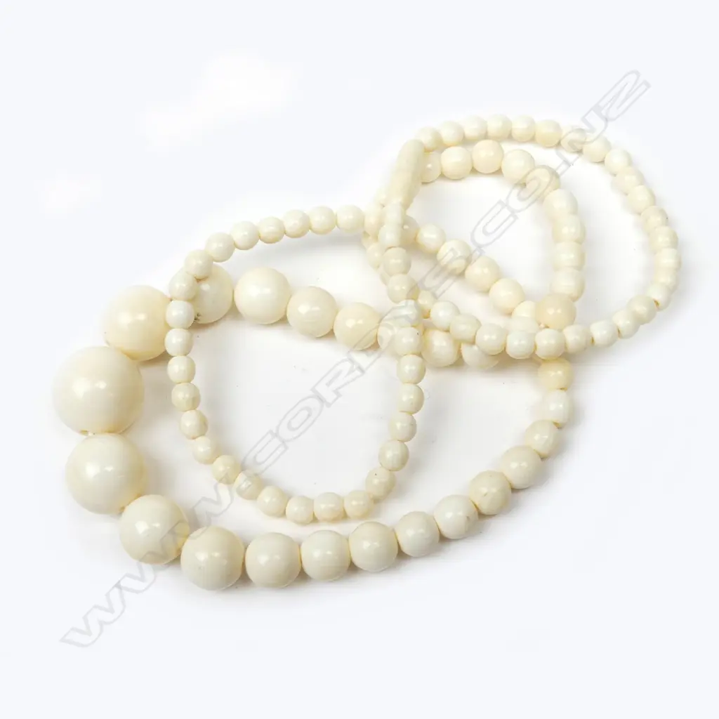 A vintage ivory bead necklace Image 1++
