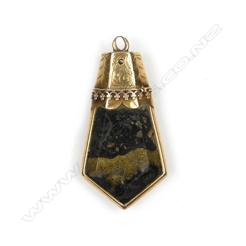A N.Z. colonial gold bearing quartz and 15ct. yellow gold pendant Image 1++