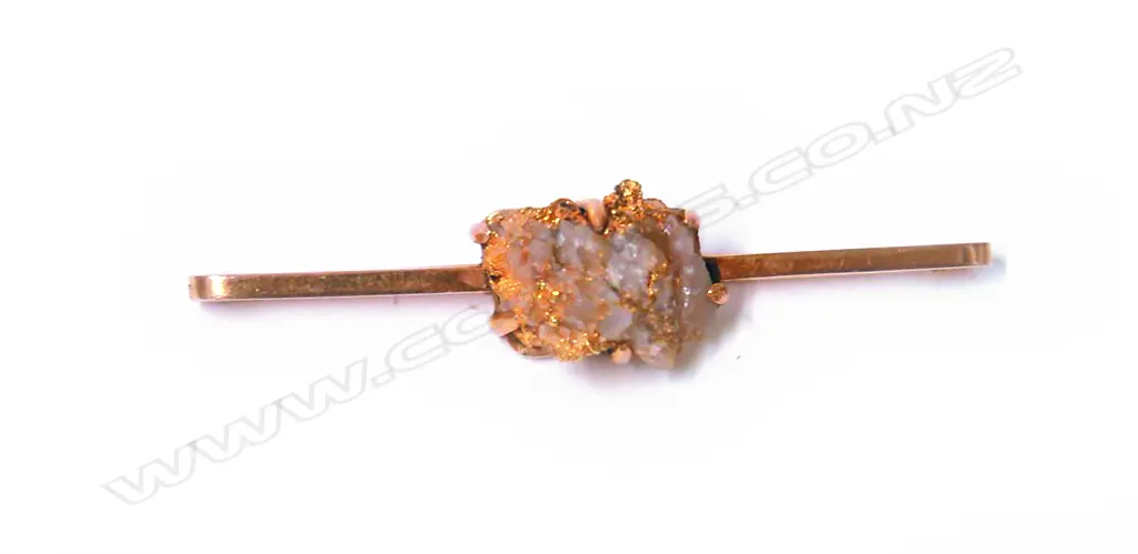 A N.Z. colonial 9ct. yellow gold and gold bearing quartz nugget bar brooch Image 1++