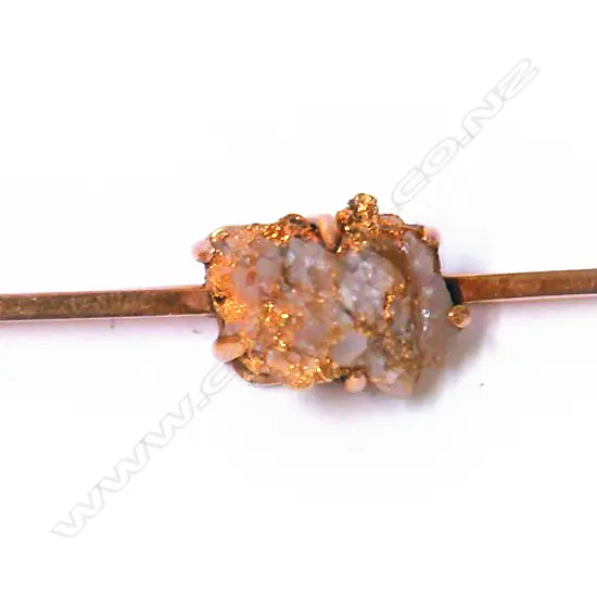 A N.Z. colonial 9ct. yellow gold and gold bearing quartz nugget bar brooch