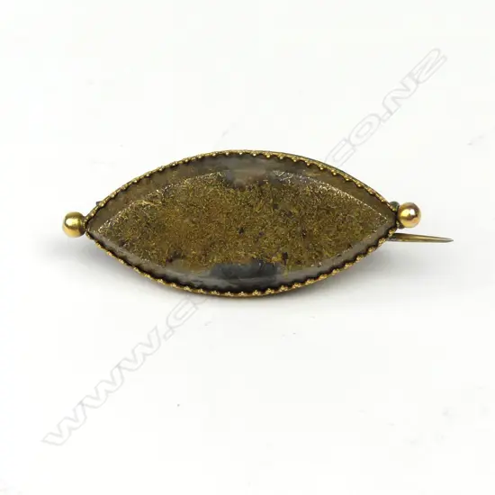 A NZ colonial gold bearing quartz brooch