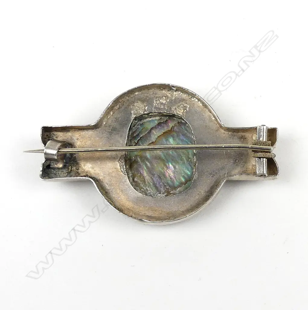 An early 20thC N.Z. hand crafted silver and paua brooch Image 1++