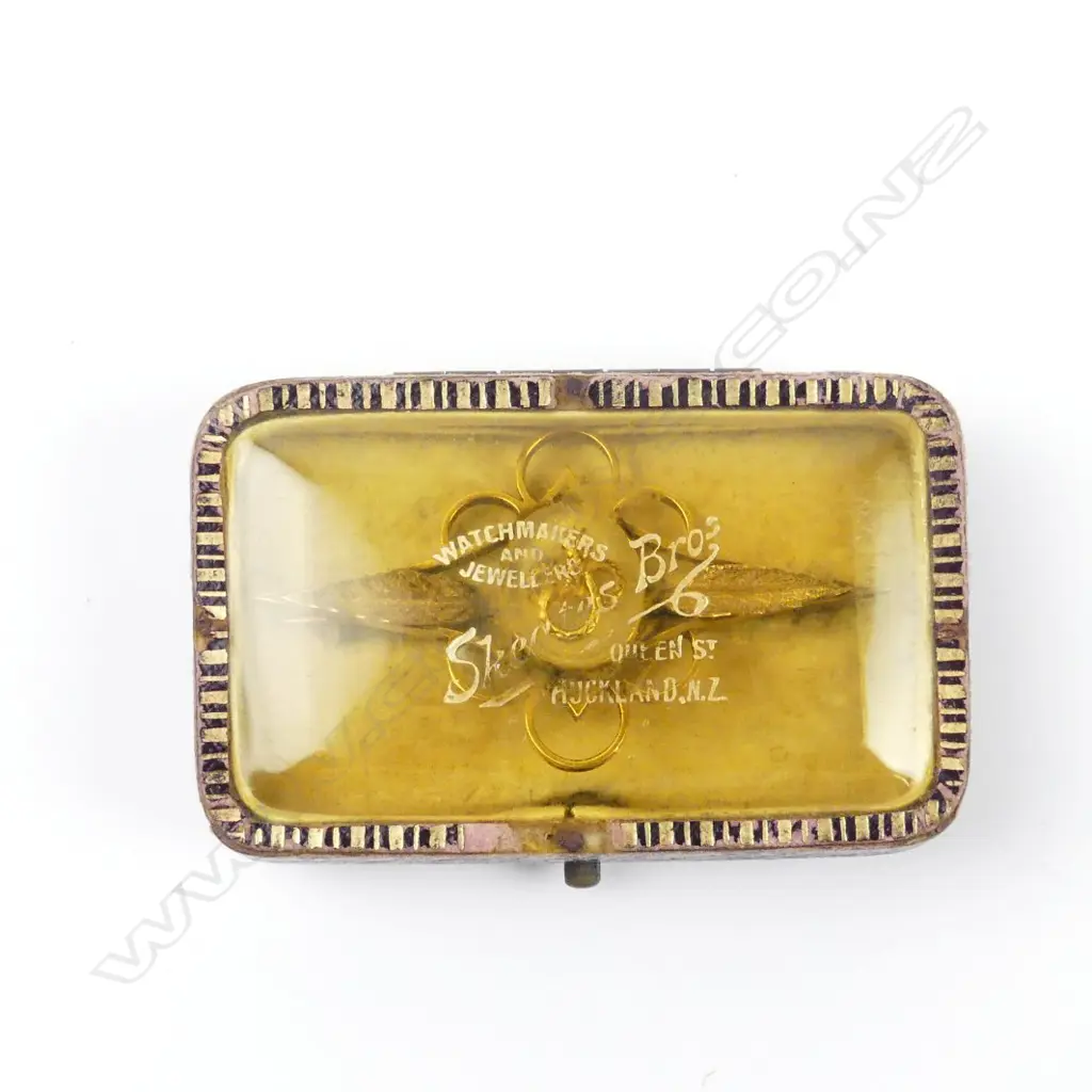 An unusual 9ct gold brooch Image 1++