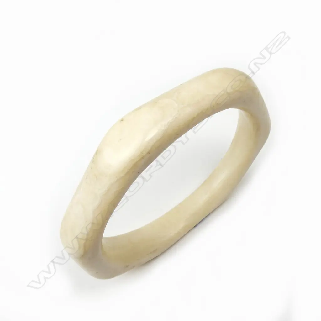 A vintage ivory bangle Image 1++
