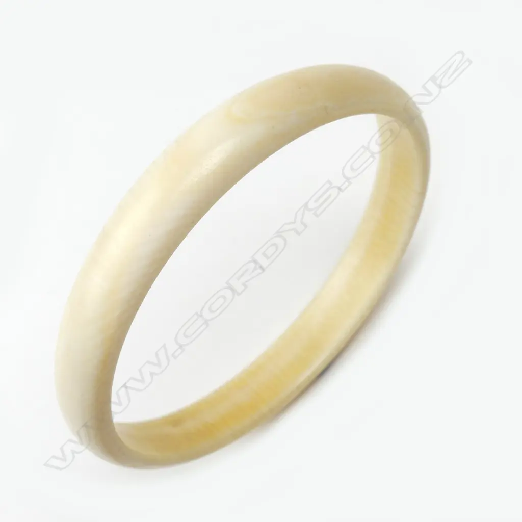 A vintage ivory bangle Image 1++