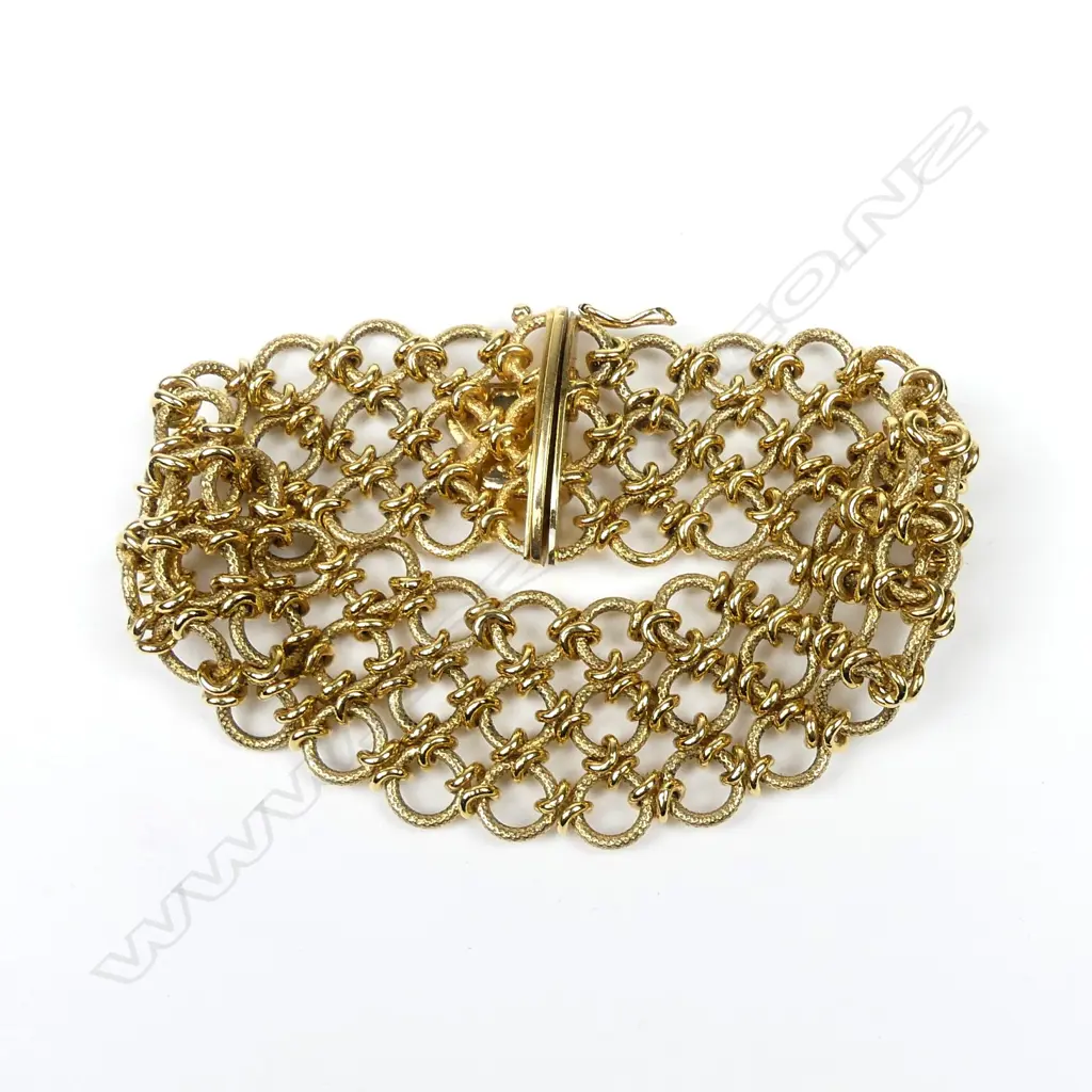 An impressive 18ct. yellow gold heavy bracelet Image 1++