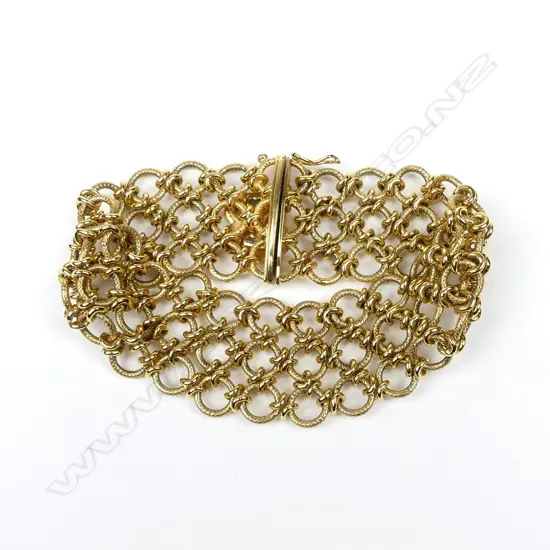 An impressive 18ct. yellow gold heavy bracelet