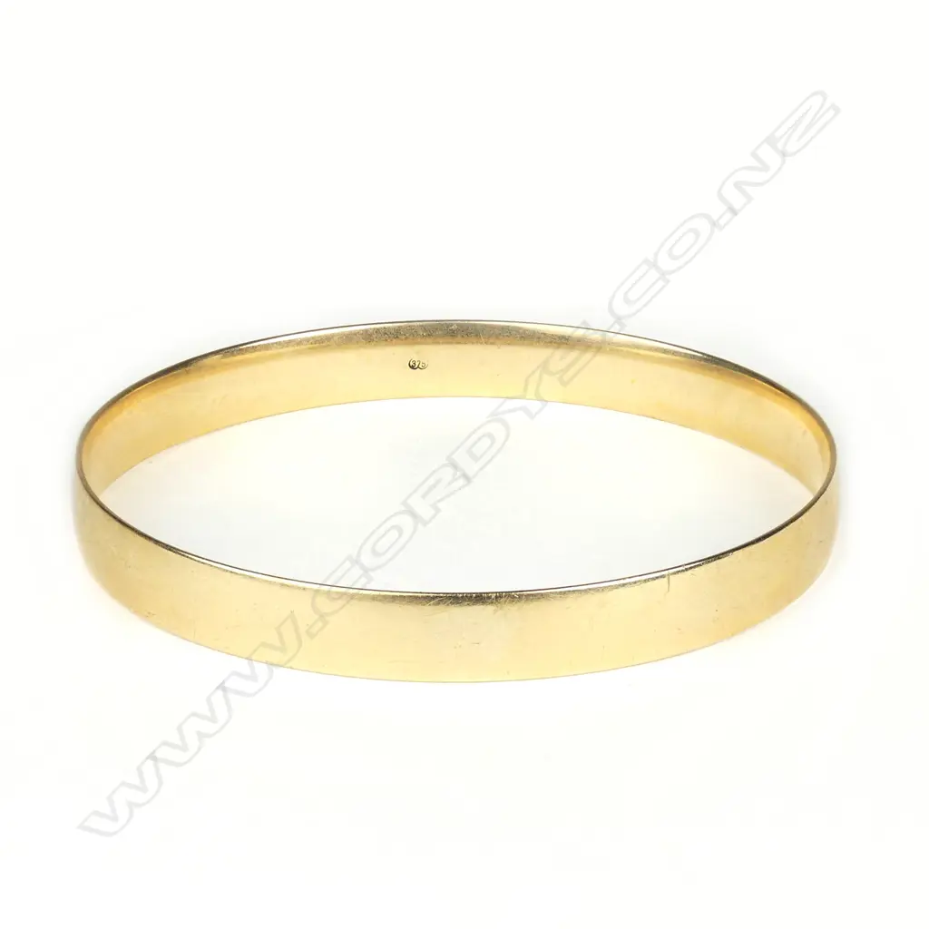 A solid 9ct. yellow gold bangle Image 1++